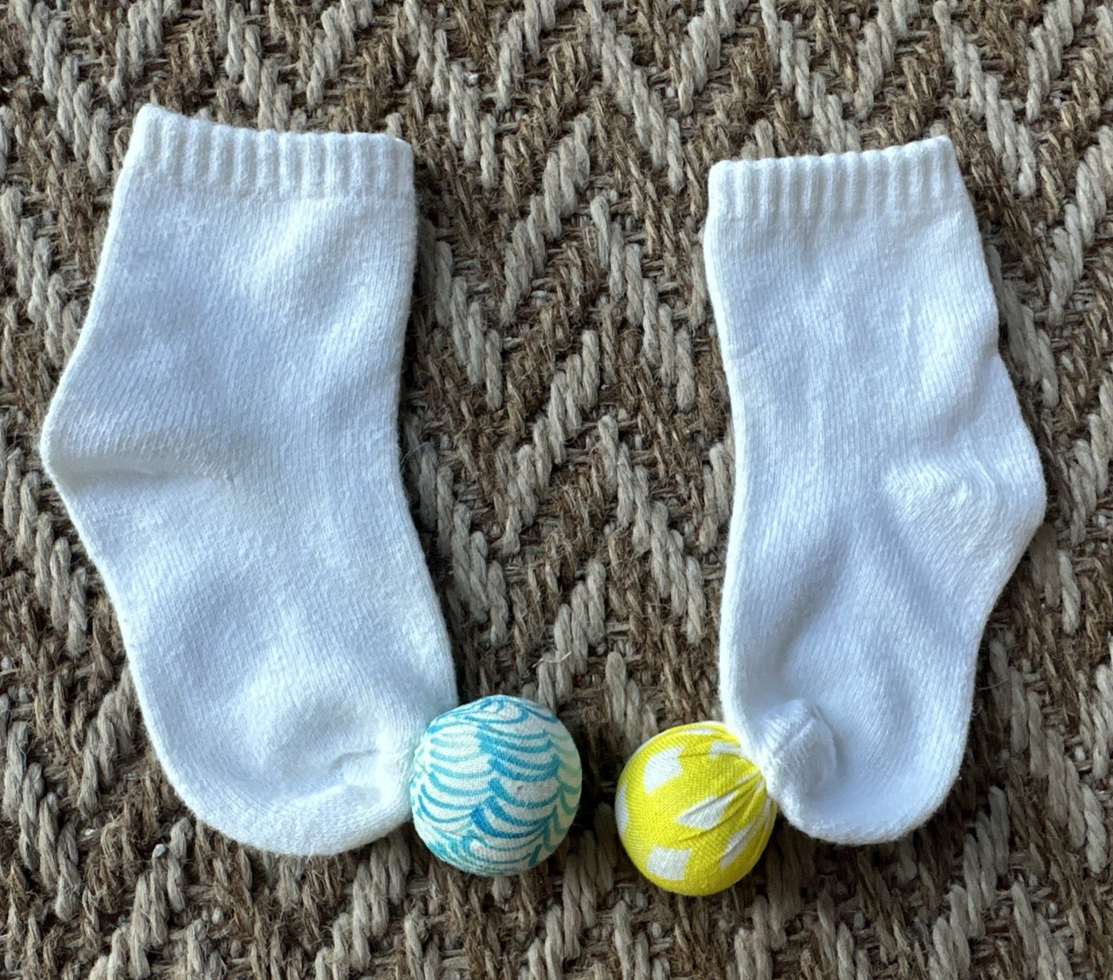 Lovevery Rattle Play Socks The Senser 5-6 Months Infant Sensory Toy Feet Finder