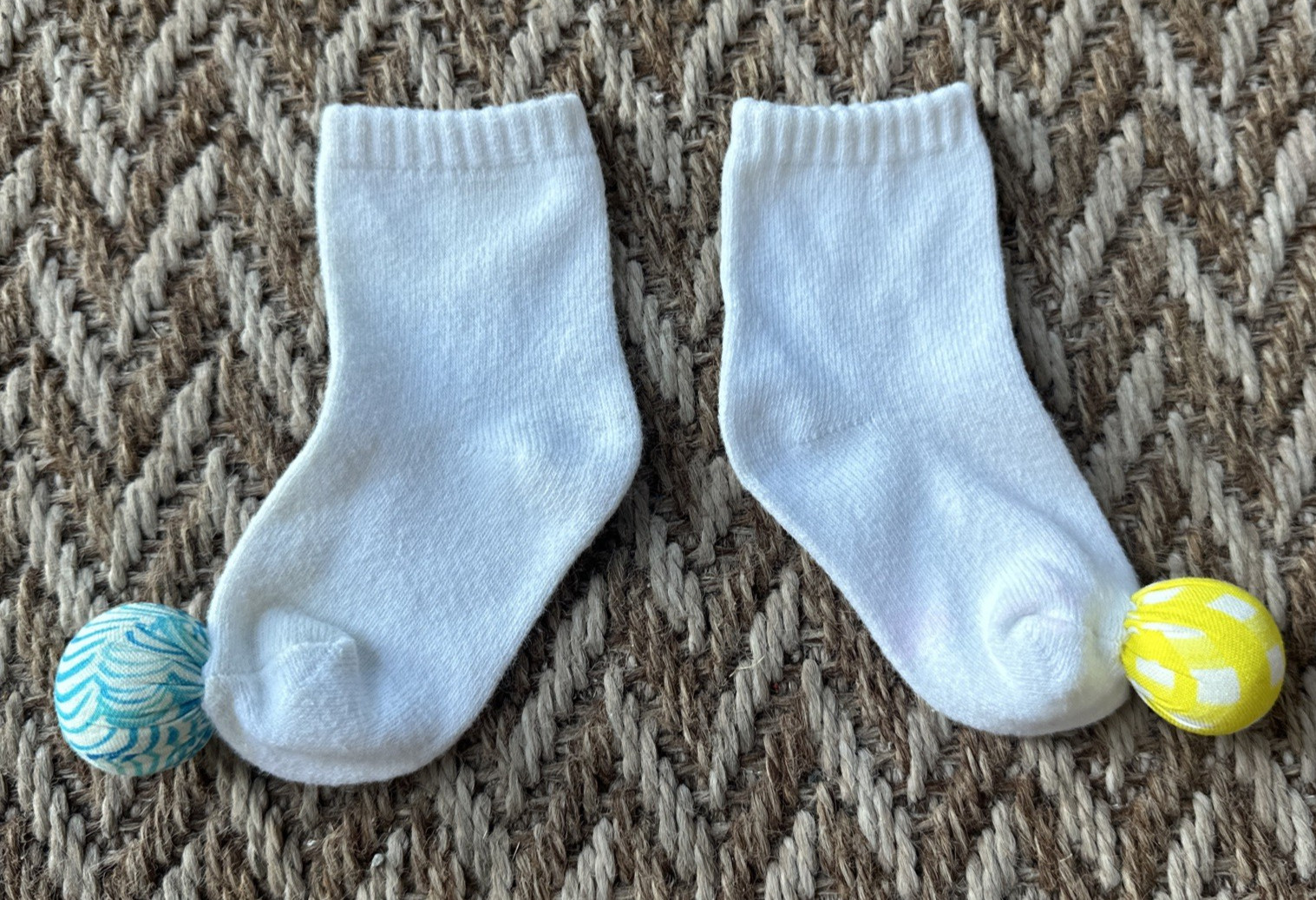 Lovevery Rattle Play Socks The Senser 5-6 Months Infant Sensory Toy Feet Finder