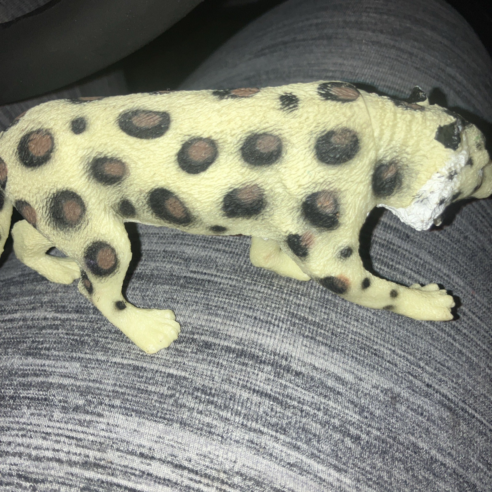 Snow Leopard Very Nice Plastic Replica 6″W x 3″H ~ F4413-B191