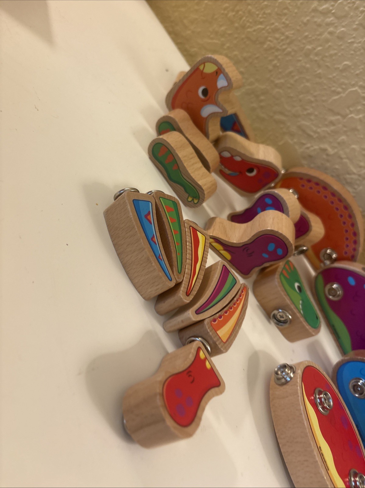 Lakeshore Learning Mix and match colorful Snap Dinosaur Wooden 34 Pieces (68