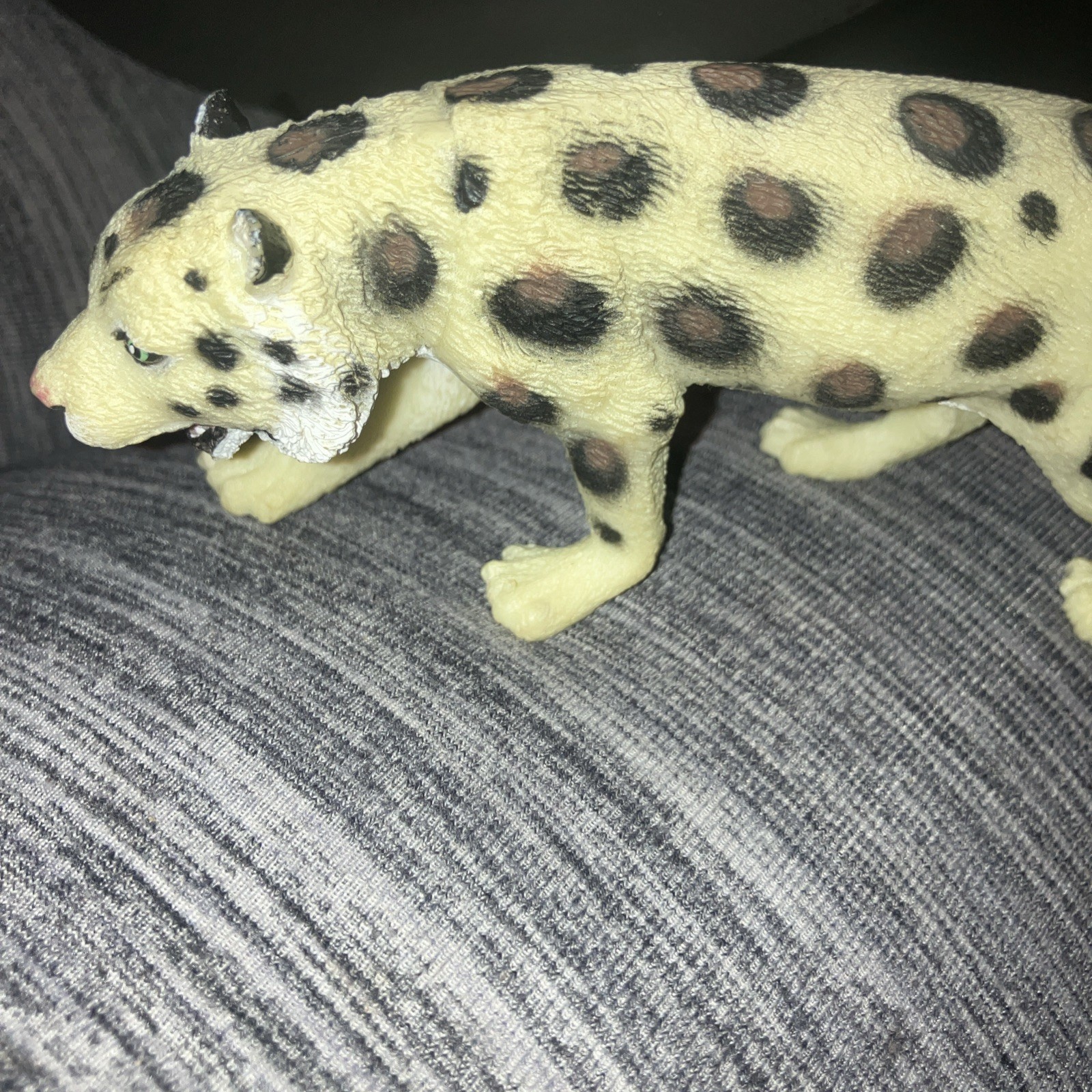 Snow Leopard Very Nice Plastic Replica 6″W x 3″H ~ F4413-B191