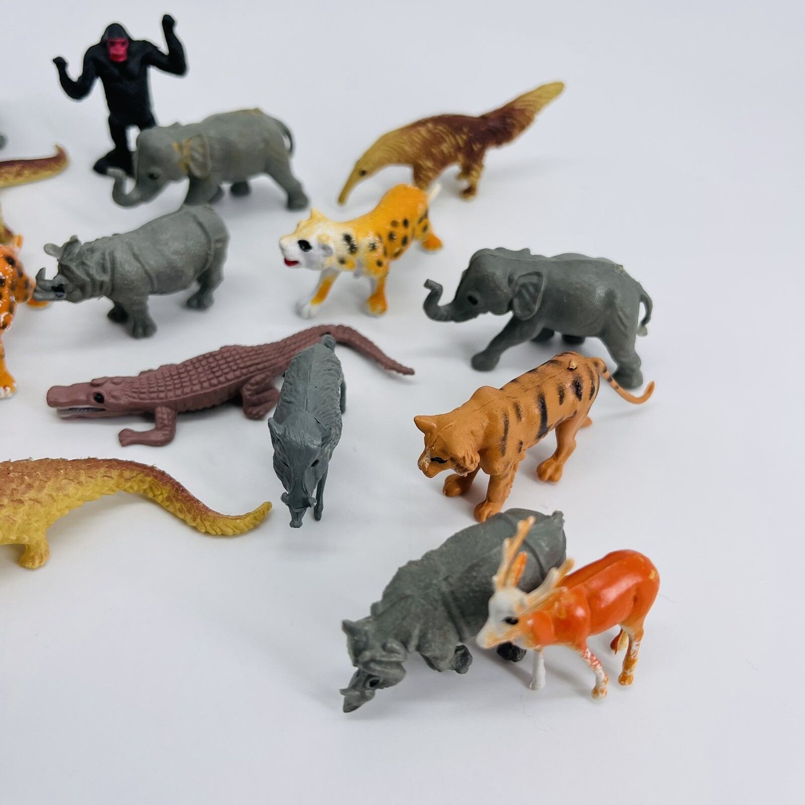 VTG 1994 NATURAL WONDERS RAINFOREST COLLECTION TUBE OF ANIMALS JUNGLE LEARNING