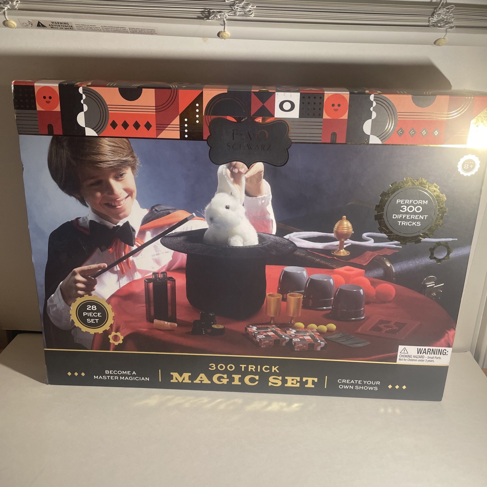 ***NEW IN BOX*** FAO Schwarz Ultimate Magic 28 pcs Set with 300 Tricks