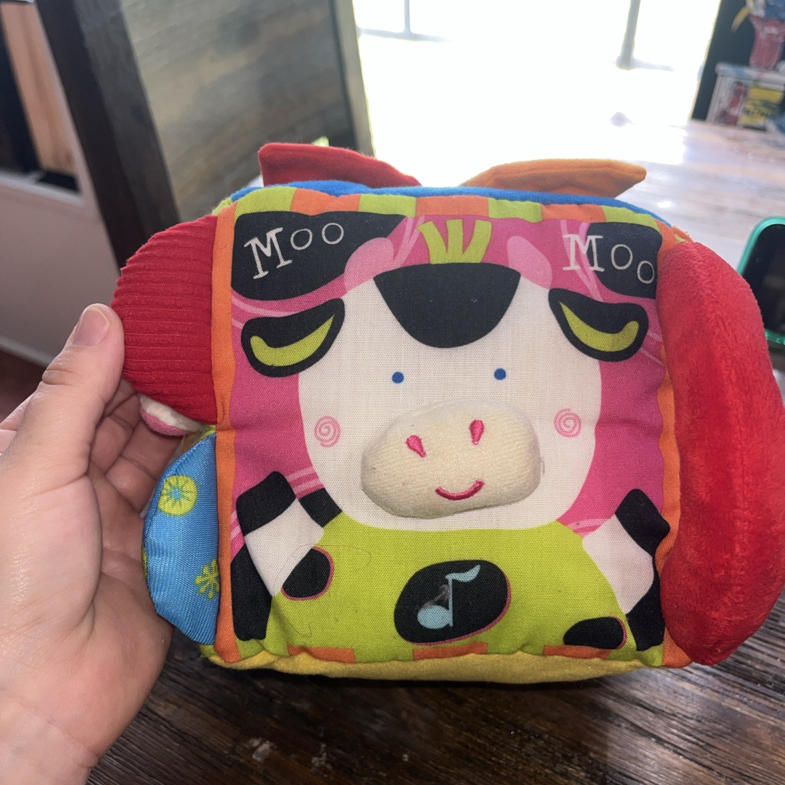 Melissa & Doug Musical Farmyard crinkle Cube