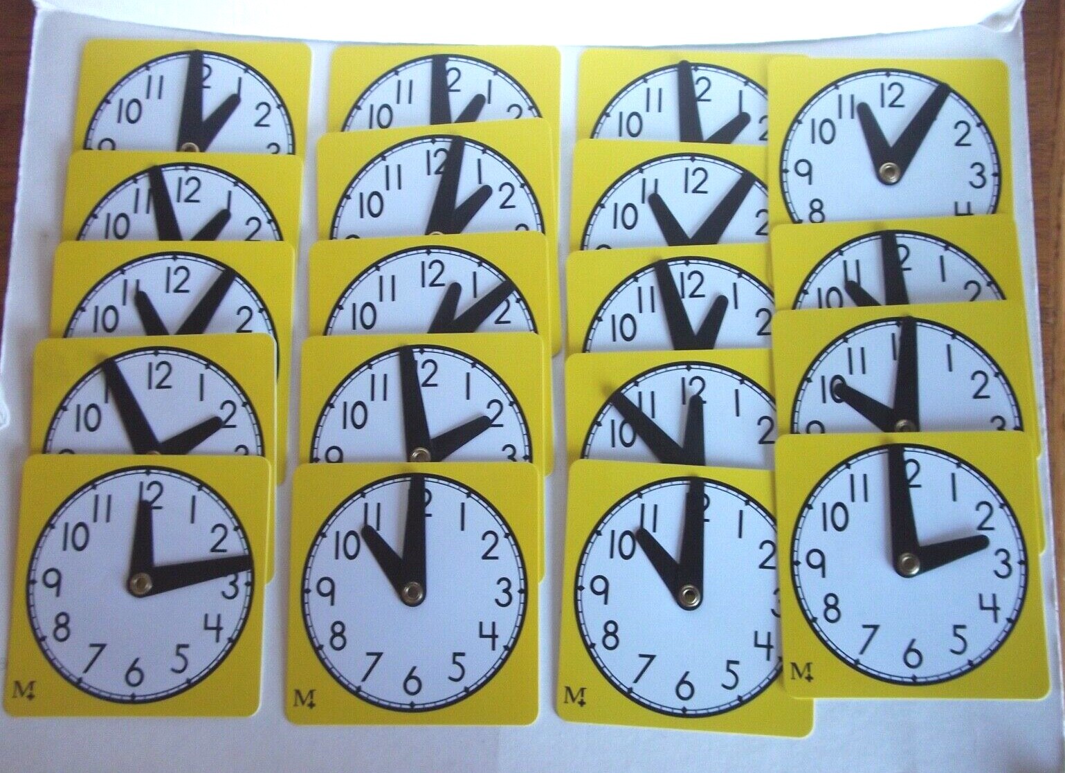 Telling Time Manipulatives 19 Mini Clocks & Box of Pocket Flash Cards