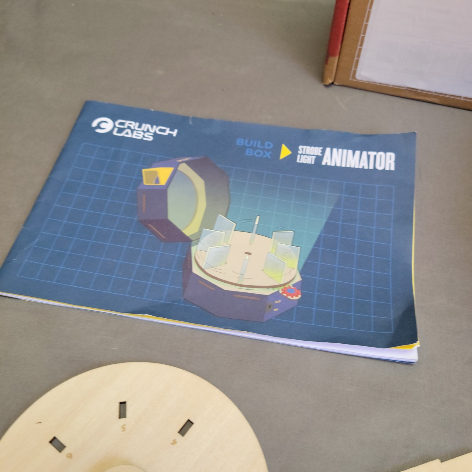 Crunch Labs by Mark Rober – Strobe Light Animator Builder Box