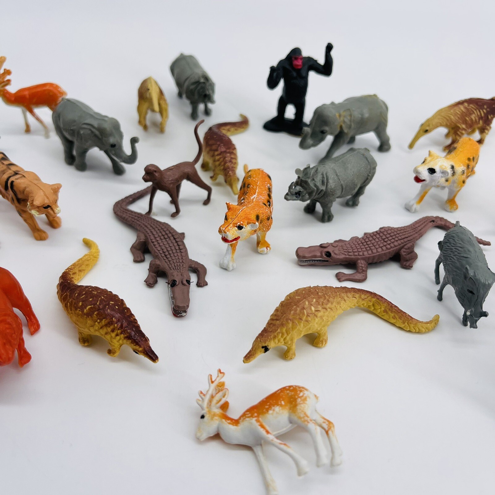 VTG 1994 NATURAL WONDERS RAINFOREST COLLECTION TUBE OF ANIMALS JUNGLE LEARNING