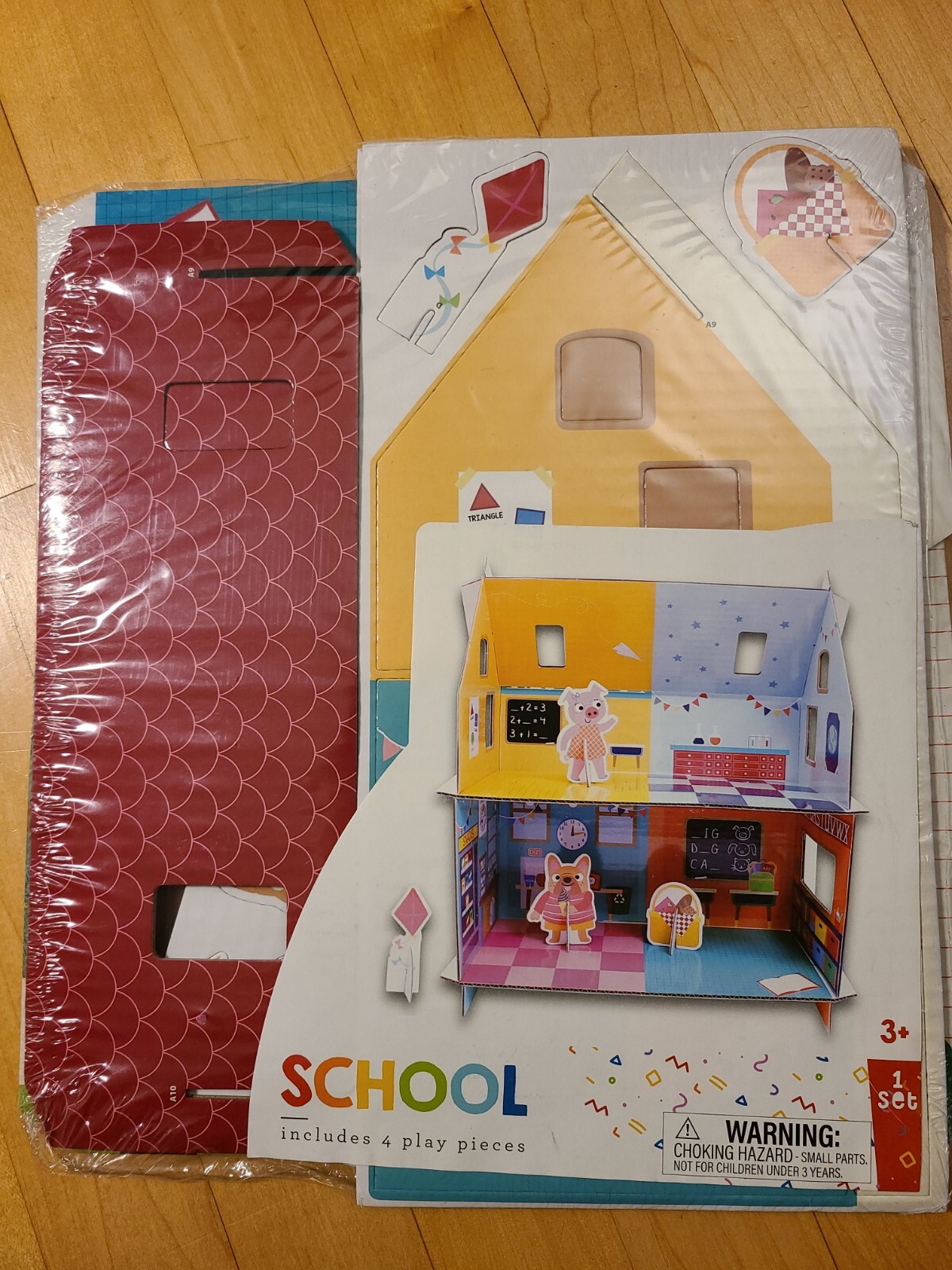 Horizon group USA ,SCHOOL include 4 play pieces, Kindergarten.