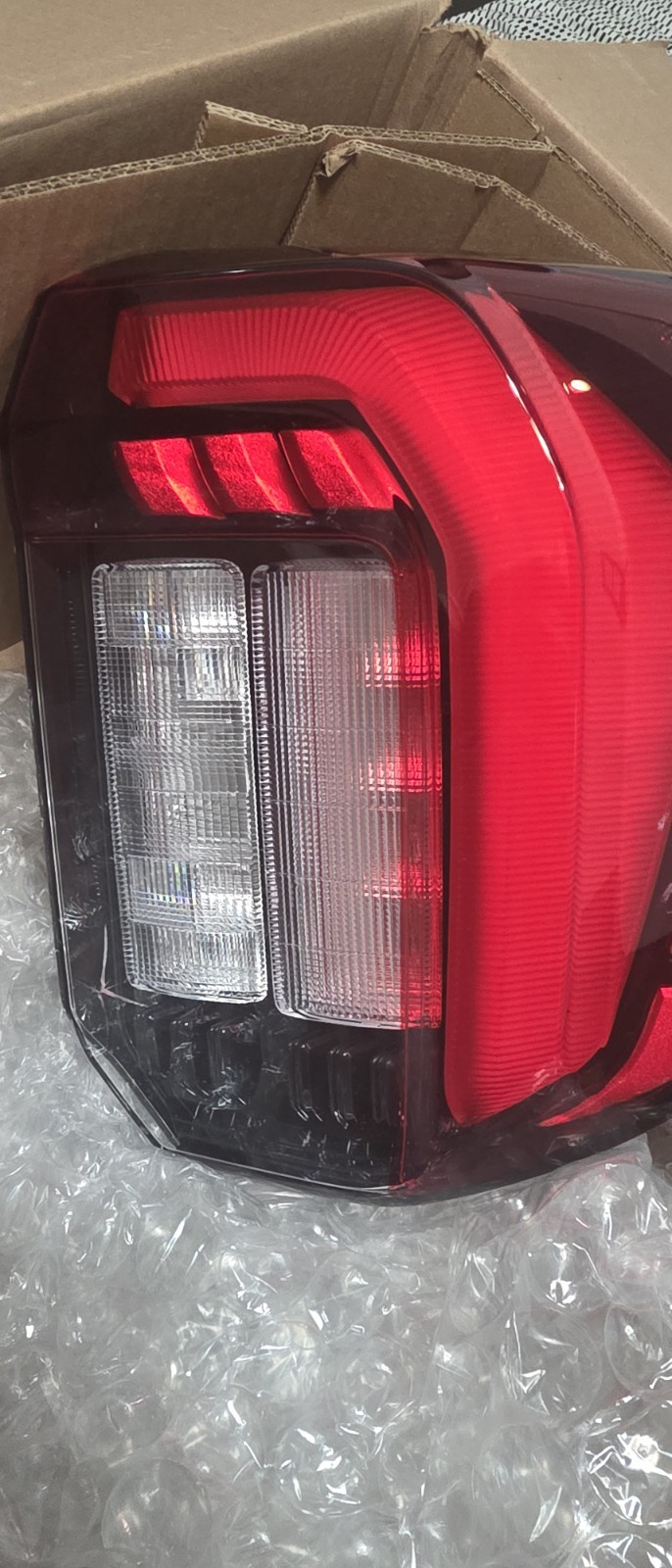 OEM Ford Explorer Right Tail Light Lamp Assembly RB5B-13404-AF 2025 26 chipped