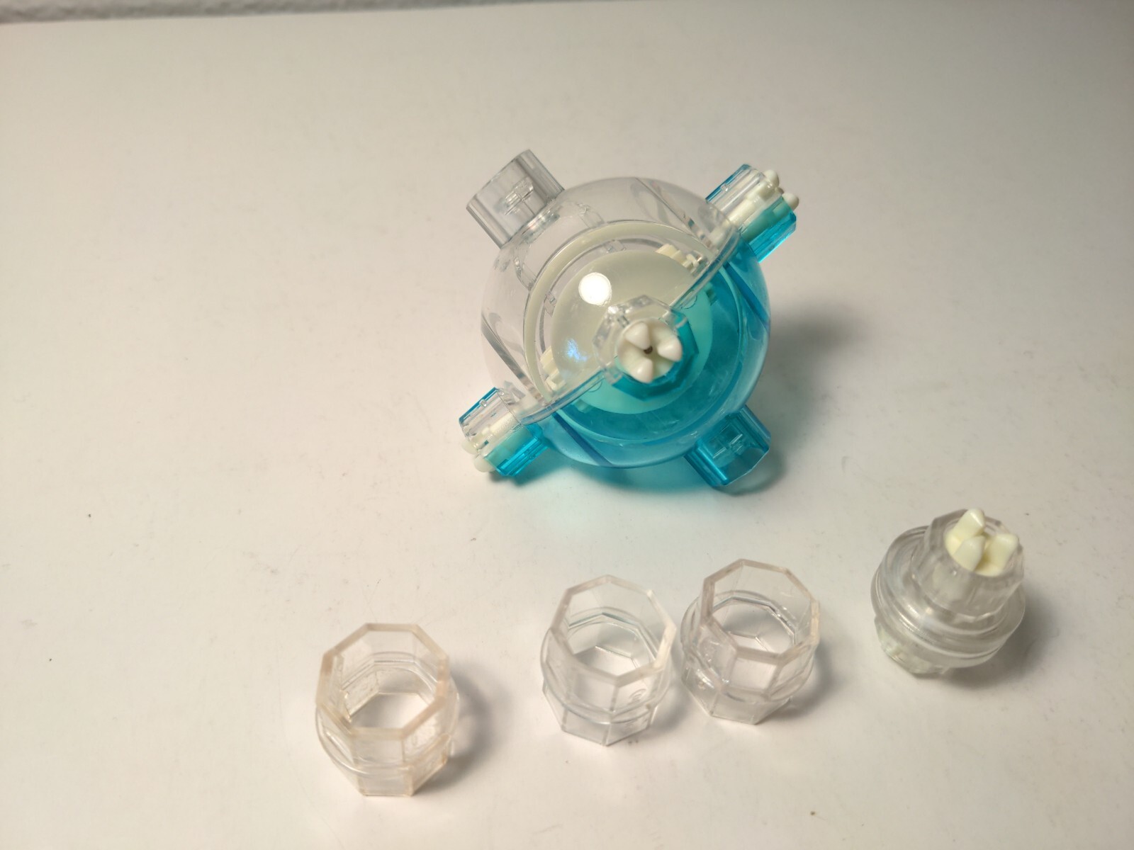 Capsela Parts – Crown Screw Capsule with 3 Connectors & 1 Drive Connect