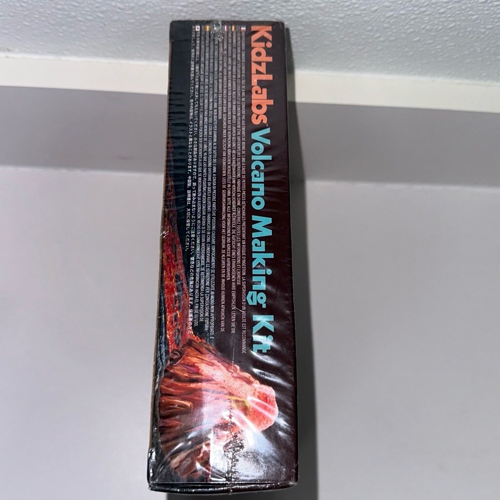 SEALED! New in box!! Kidz Labs Volcano Making Kit Science Project Decor 2015 4M