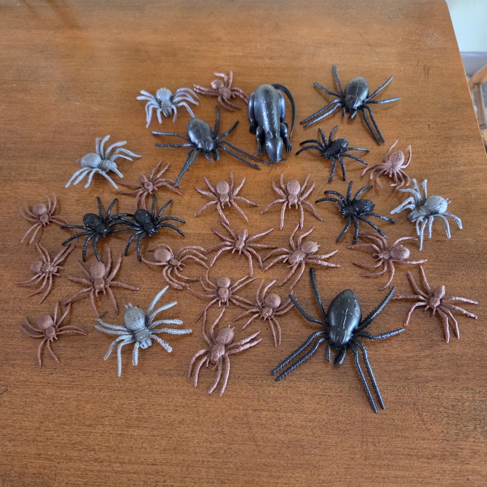 Lot of 29 Rubber & Plastic Realistic Spiders & Black Rat Halloween Props Decor