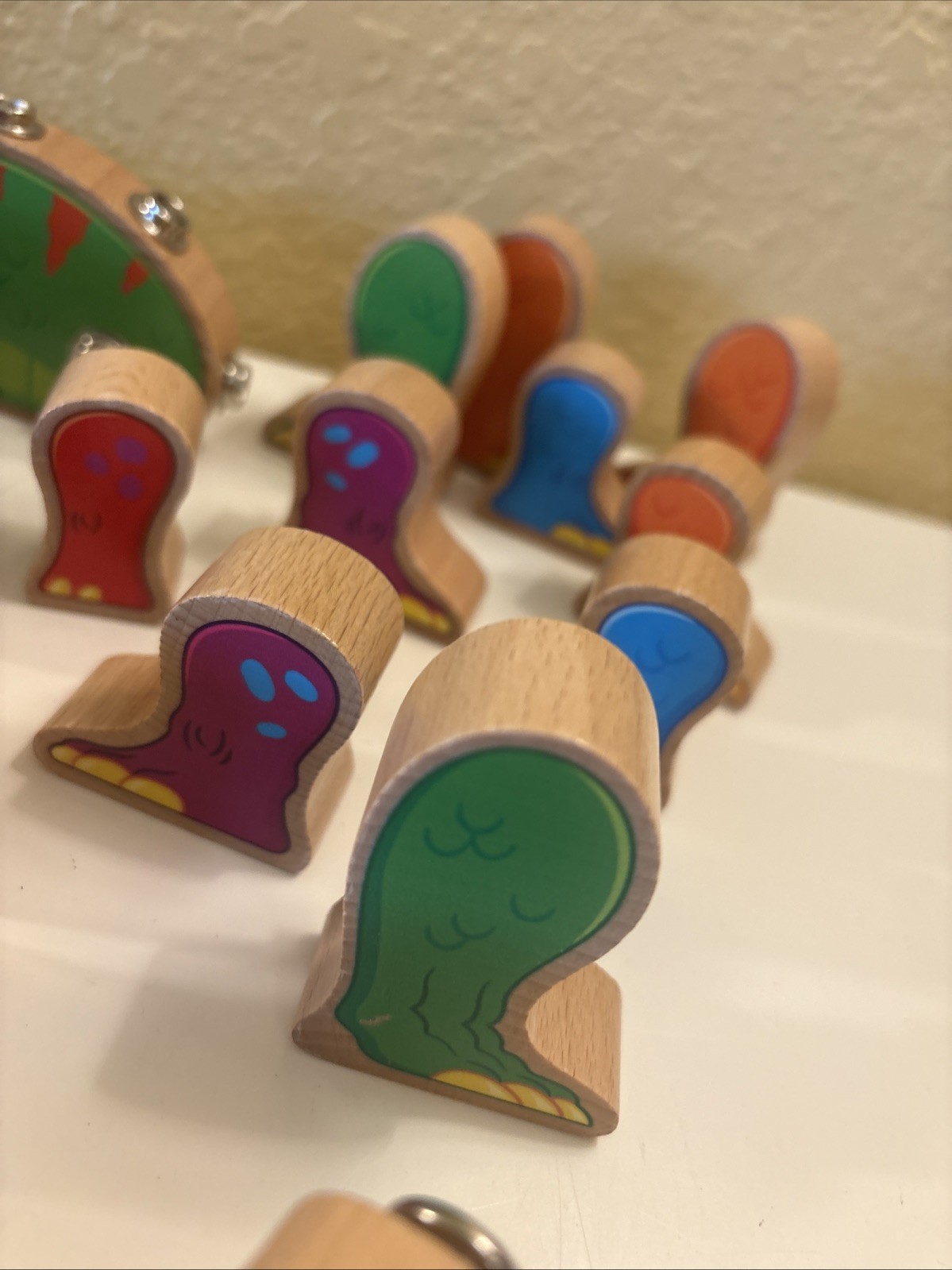 Lakeshore Learning Mix and match colorful Snap Dinosaur Wooden 34 Pieces (68