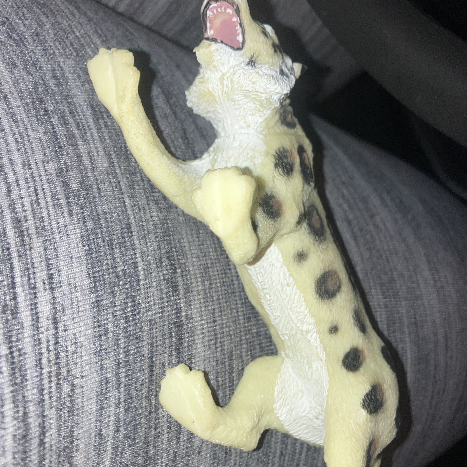 Snow Leopard Very Nice Plastic Replica 6″W x 3″H ~ F4413-B191